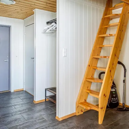 Awesome In Sjernary With 5 Bedrooms, Sauna And Wifi Дом отдыха Sjernaroy