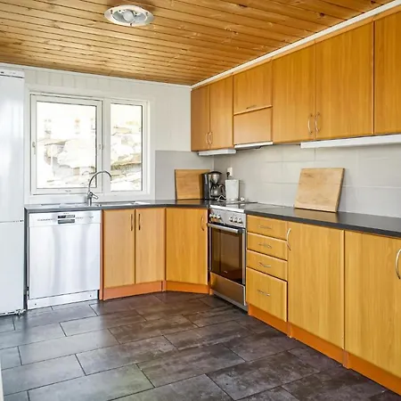 Awesome In Sjernary With 5 Bedrooms, Sauna And Wifi Дом отдыха Sjernaroy