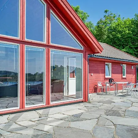 Awesome In Sjernary With 5 Bedrooms, Sauna And Wifi * Sjernaroy