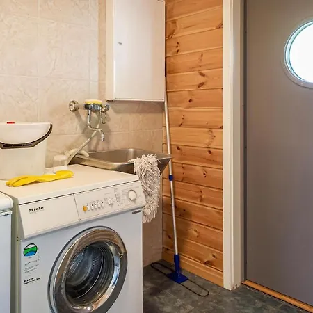 Awesome In Sjernary With 5 Bedrooms, Sauna And Wifi Дом отдыха Sjernaroy