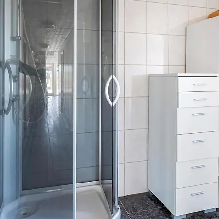 Awesome In Sjernary With 5 Bedrooms, Sauna And Wifi * Sjernaroy