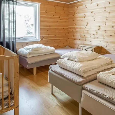 Awesome In Sjernary With 5 Bedrooms, Sauna And Wifi * Sjernaroy