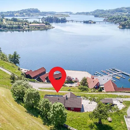 Awesome In Sjernary With 5 Bedrooms, Sauna And Wifi Дом отдыха Sjernaroy
